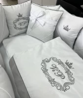 4532-komplekt-v-krovatku-podushkami-vip-belyj-seryj-satin
